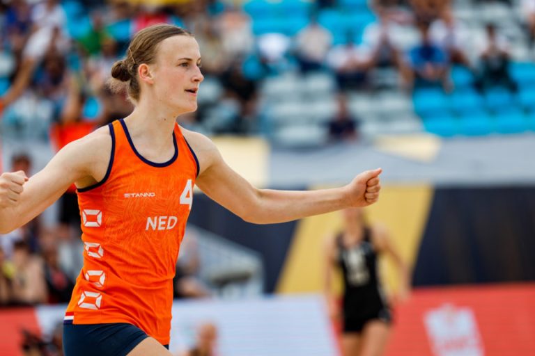 Meike Kruijer ontvangt EHF Excellence Award Beach Handball 2024