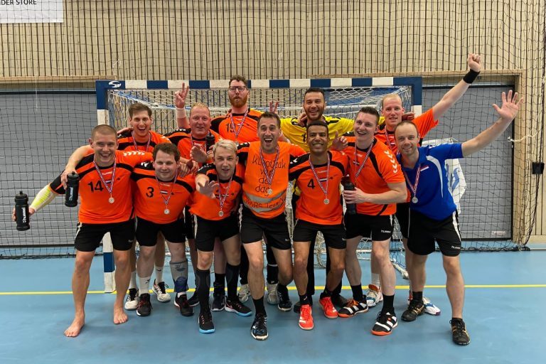 “Een coming out kan je vrijer laten voelen om weer met plezier te handballen”