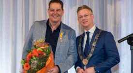 Mike van der Laarse geridderd voor jarenlange inzet voor handbal