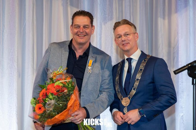 Mike van der Laarse geridderd voor jarenlange inzet voor handbal