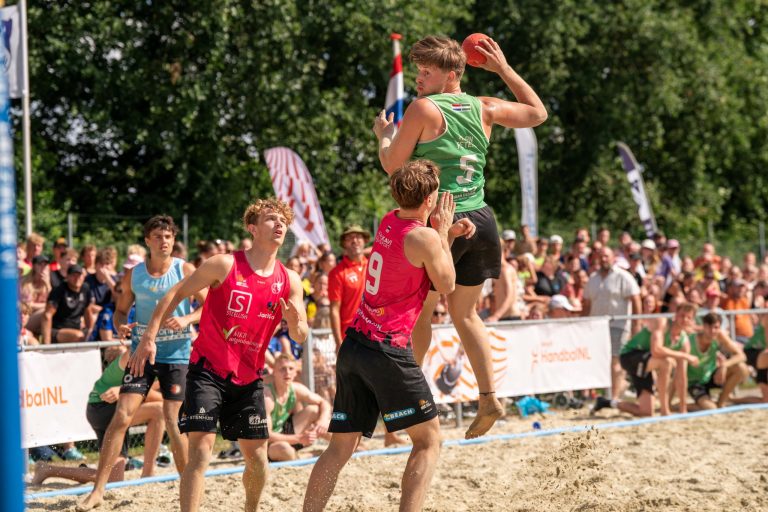 Nederlandse beachhandballteams eindigen tiende en twaalfde op EK voor clubteams