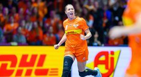 TeamNL Handbaldames winnen eerste WK wedstrijd in kolkende Oranjezee