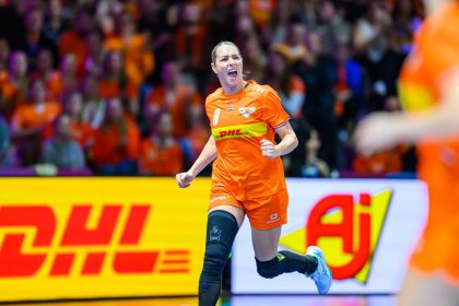 TeamNL Handbaldames winnen eerste WK wedstrijd in kolkende Oranjezee