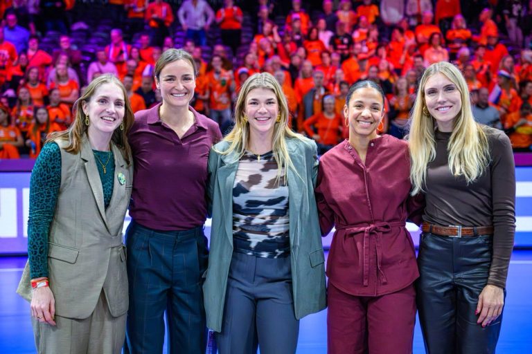 Volle oranje arena neemt afscheid van vijf iconen van de TeamNL Handbaldames