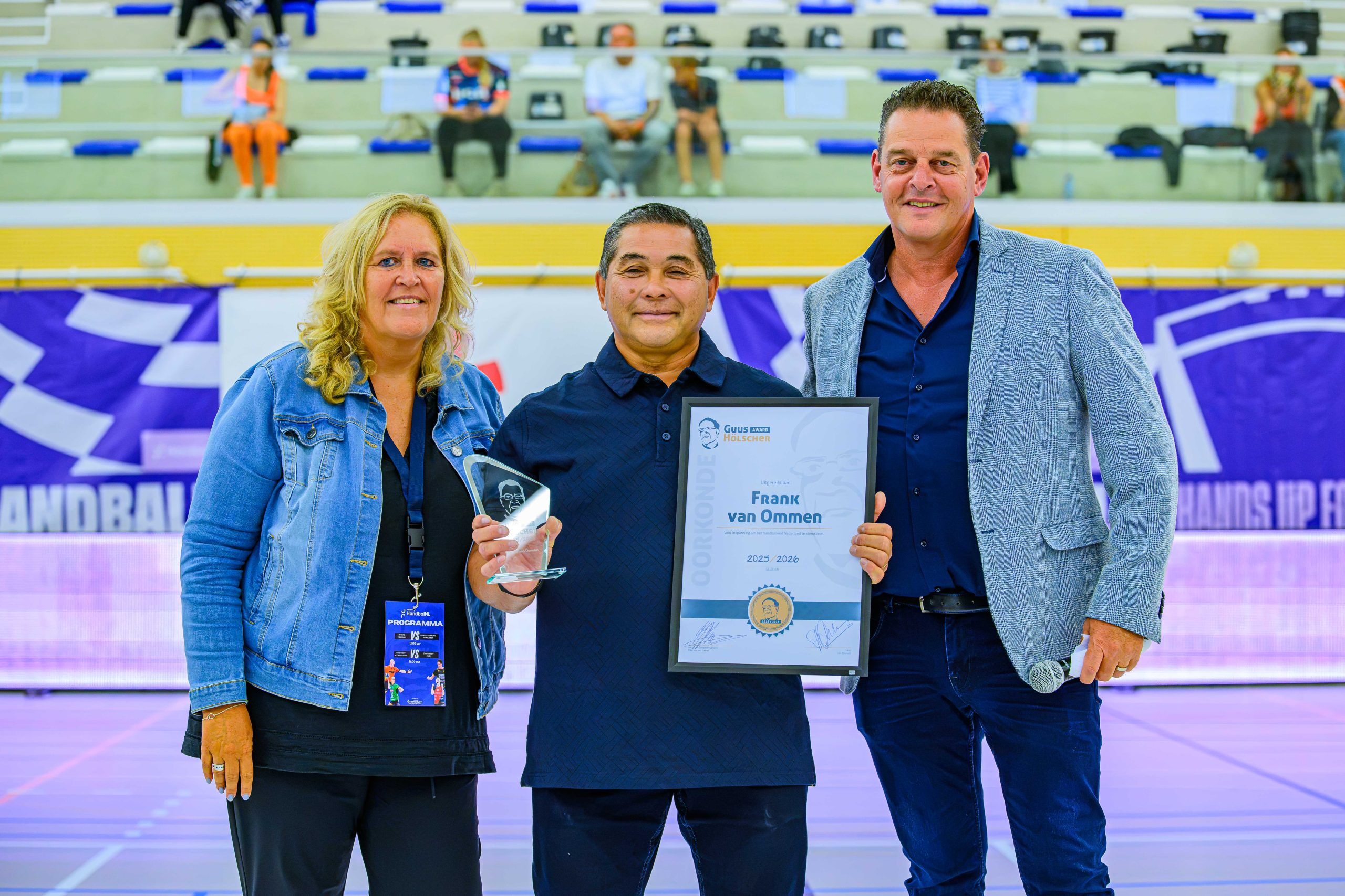 Frank van Ommen ontvangt Guus Hölscher Award voor zijn inzet voor de handbalsport