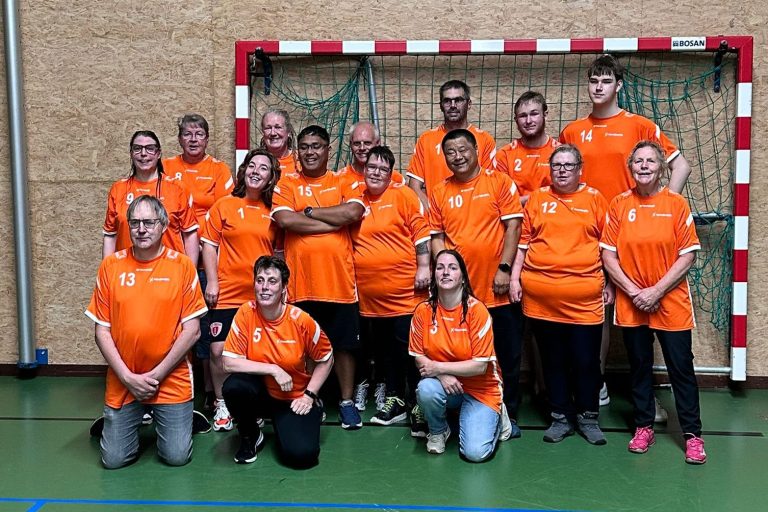 Nederlands handbalteam actief tijdens Special Olympics Invitational Games in Zweden